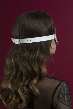 фото Маска на глаза с заклепками Feral Feelings - Blindfold Mask, натуральная кожа, белая