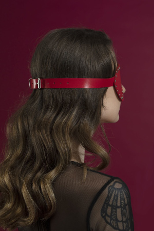 фото Маска на глаза с заклепками Feral Feelings - Blindfold Mask, натуральная кожа, красная фото Маска на глаза с заклепками Feral Feelings - Blindfold Mask, натуральная кожа, красная