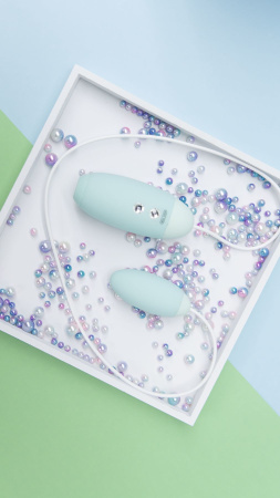 фото Вакуумный стимулятор с виброяйцом 2-в-1 KisToy Miss VV Cyan